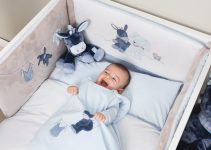 Comment installer un tour de lit dans le lit de bébé