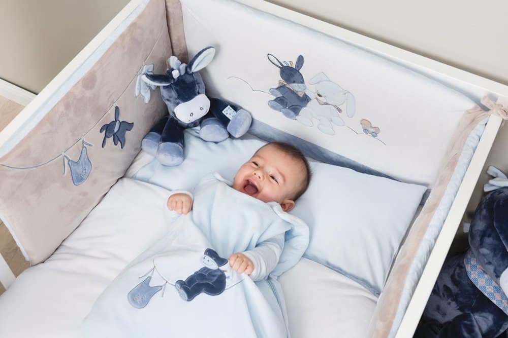 Comment installer un tour de lit dans le lit de bébé