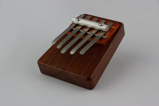 jouer de la kalimba