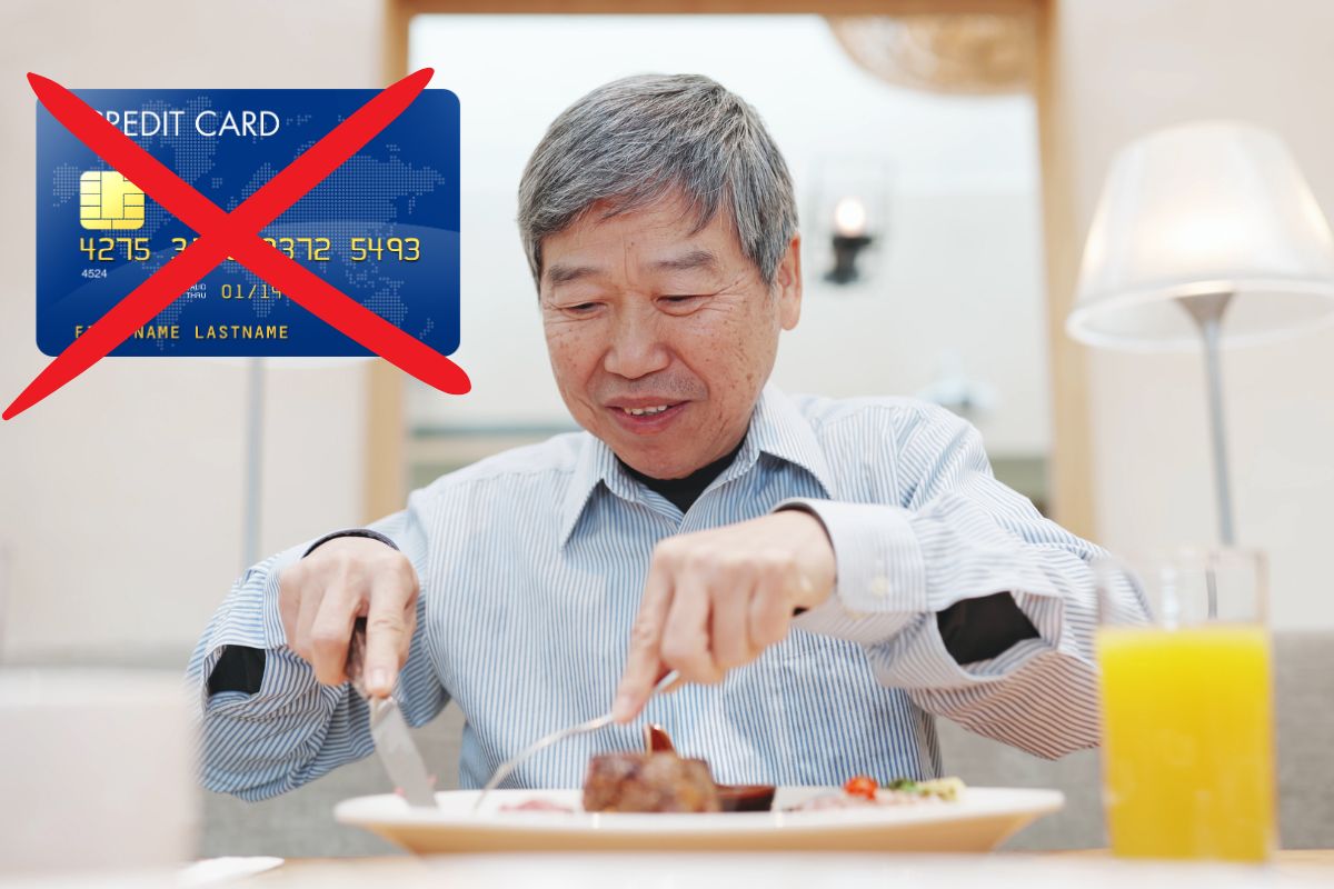 vieux japonais qui mange son diner